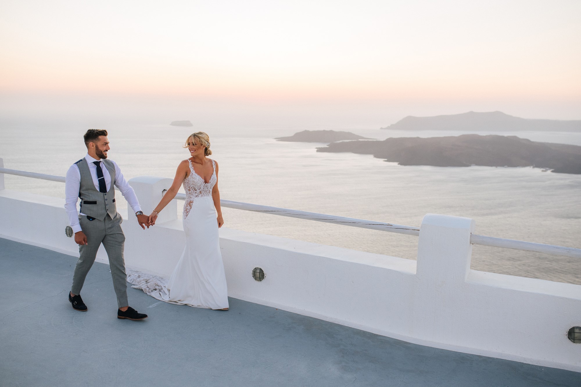 Γάμος στο ονειρικό μπαλκόνι της Santo Wines με φόντο το πιο διάσημο ηλιοβασίλεμα.