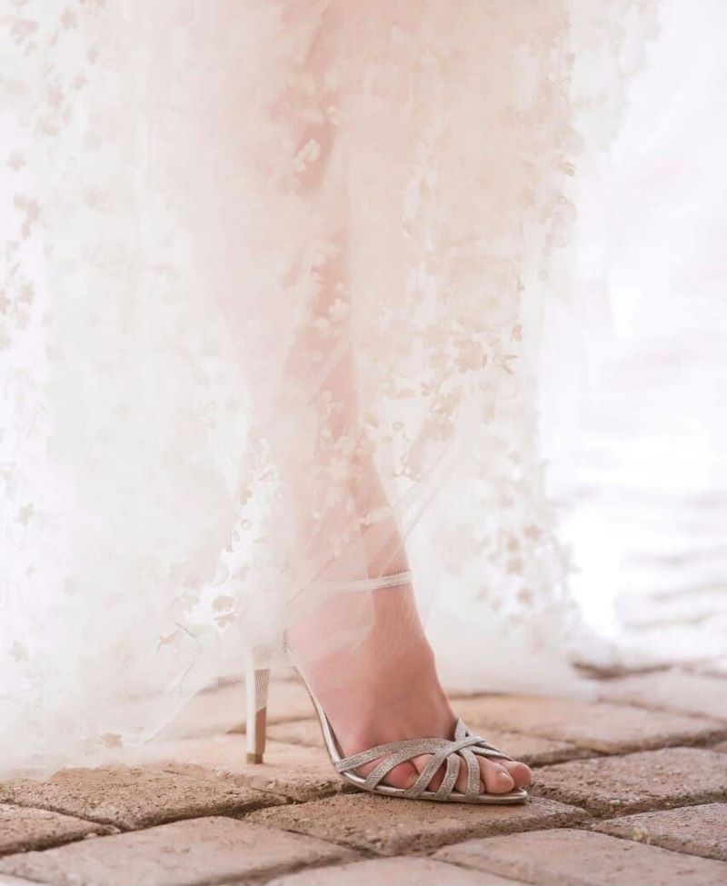 Υπέρκομψα νυφικά παπούτσια THANASIS ANDRIOTIS σφραγίζουν μία υπέροχη εμφάνιση την ημέρα του γάμου σας.