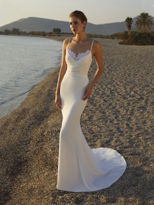 Less is more by Demetrios Bridal: 4+1 νυφικά για την νύφη που ξέρει πως να δείχνει ακαταμάχητη χωρίς υπερβολές