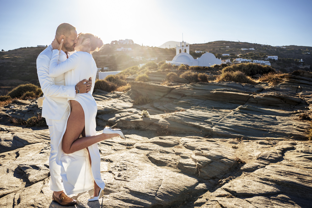 Ania & Thanos: Elegant chic wedding με φόντο το ακαταμάχητο γαλάζιο της Σίφνου.