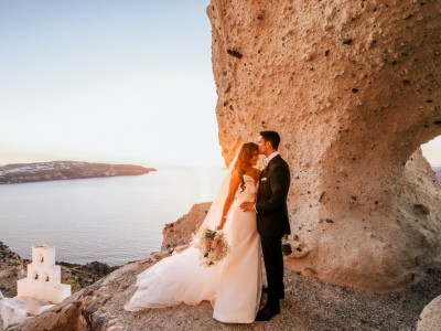 Jodie & Rock: Κομψός γάμος σε γήινες αποχρώσεις και διακριτική πολυτέλεια στη Σαντορίνη