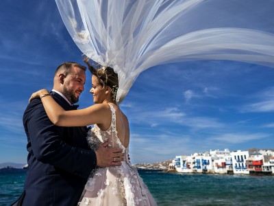 Στον γάμο της Κλειούς και του Βαγγέλη στην κοσμοπολίτικη Μύκονο, η χαρά ήταν διπλή