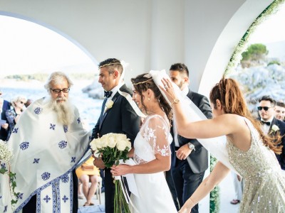 Σάρα & Βασίλης: Παραδοσιακός γάμος στη Χίο με θέα το βαθύ μπλε του Αιγαίου