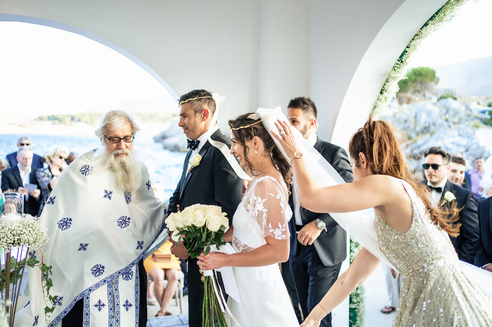 Σάρα & Βασίλης: Παραδοσιακός γάμος στη Χίο με θέα το βαθύ μπλε του Αιγαίου