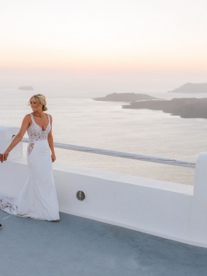 Γάμος στο ονειρικό μπαλκόνι της Santo Wines με φόντο το πιο διάσημο ηλιοβασίλεμα.