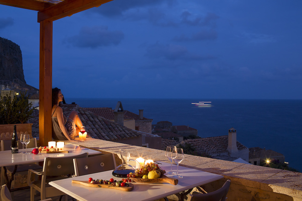 Moni Emvasis Luxury Suites: Ευ ζην, μοναδική φιλοξενία και έναν αξεπέραστο γάμο σε έναν μικρό παράδεισο στη Μονεμβασιά