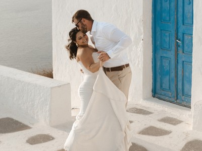 Cassidy & Richard: Floral chic γάμος στη Σαντορίνη με φόντο την μαγευτική καλντέρα!