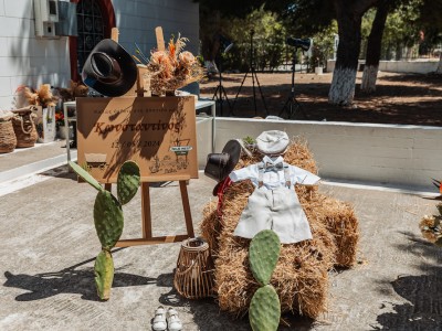 Cowboys και Άγρια Δύση στη βάπτιση του Κωνσταντίνου από τη Julie Evangelinou