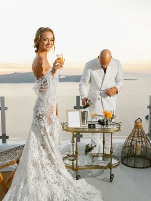 Στο You and Me Suites Santorini, o χρόνος σταματάει σε έναν γάμο βγαλμένο από όνειρο