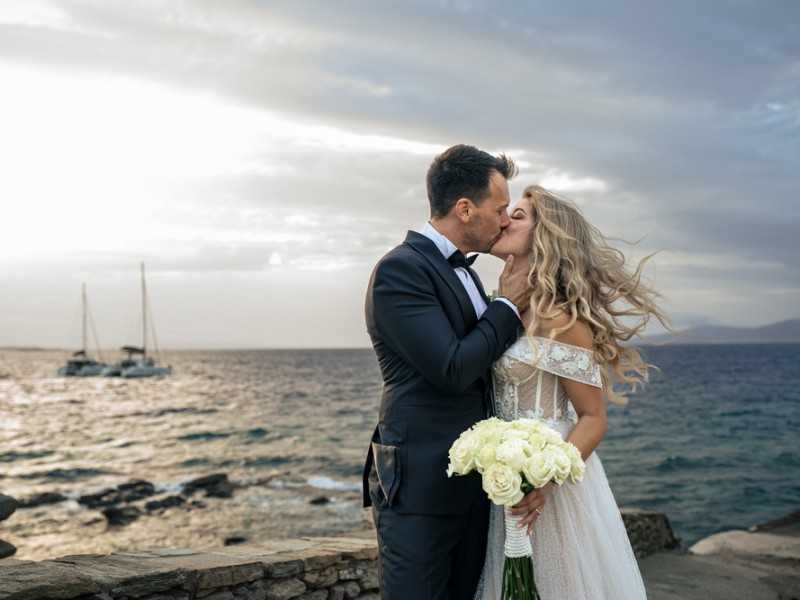 Στέλιος & Μαριλένα: Ένας φωτεινός γάμος στη Μύκονο γεμάτος κομψότητα και αυθεντικό συναίσθημα