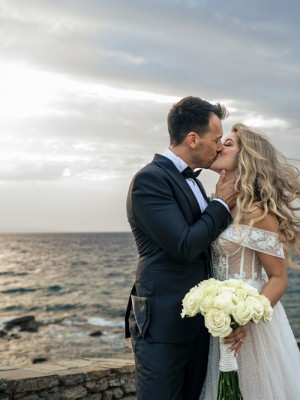 Στέλιος & Μαριλένα: Ένας φωτεινός γάμος στη Μύκονο γεμάτος κομψότητα και αυθεντικό συναίσθημα