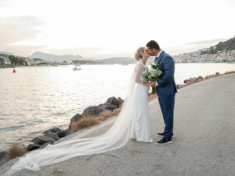 Lily & Sotiris: Από το Παρίσι με Αγάπη στο νησιώτικο φώς του Πόρου