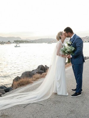 Lily & Sotiris: Από το Παρίσι με Αγάπη στο νησιώτικο φώς του Πόρου