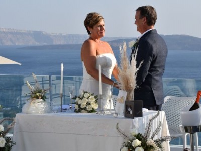 Patricia & James: Μια ρομαντική ανανέωση όρκων στο La Perla Suites στη Σαντορίνη