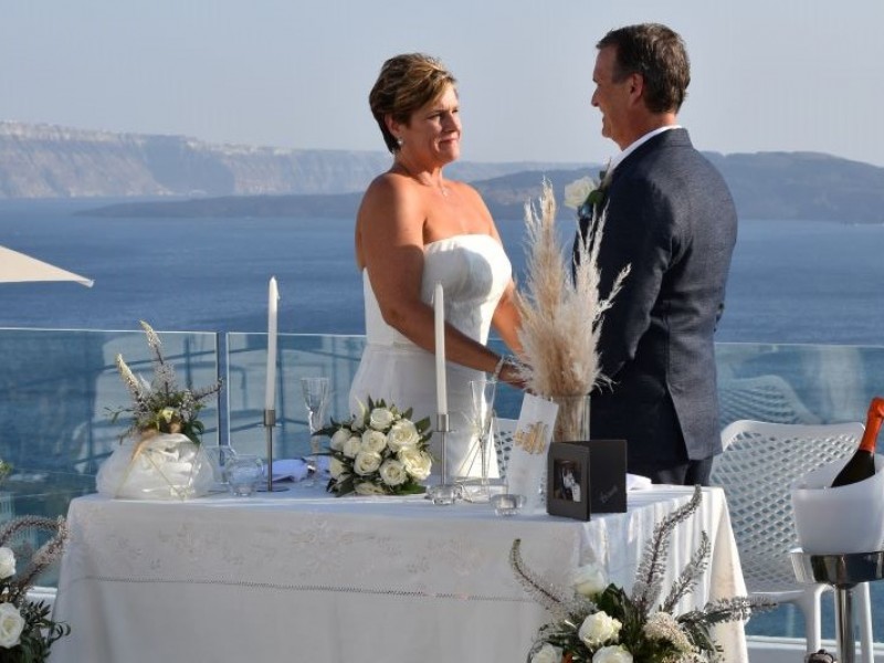 Patricia & James: Μια ρομαντική ανανέωση όρκων στο La Perla Suites στη Σαντορίνη