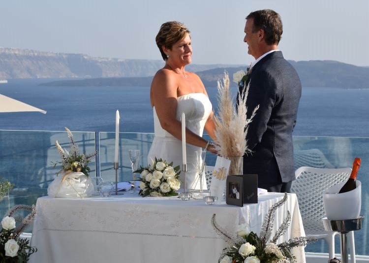 Patricia & James: Μια ρομαντική ανανέωση όρκων στο La Perla Suites στη Σαντορίνη