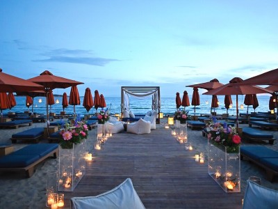 Γάμος στο Dot Beach Vibes: Hot παραθαλάσσιο σκηνικό σε μία από τις πιο εμβληματικές παραλίες της Αθηναϊκής Ριβιέρας