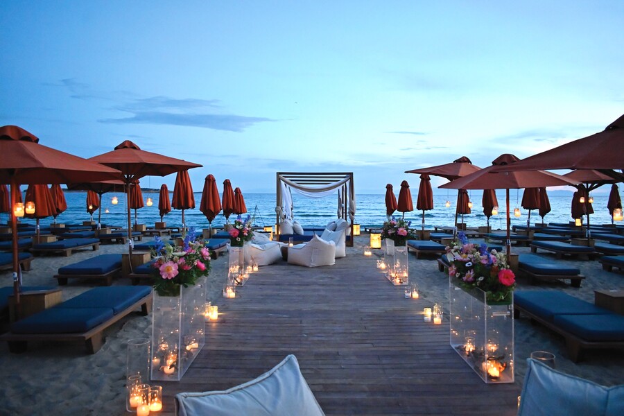 Γάμος στο DOT BEACH VIBES: Hot παραθαλάσσιο σκηνικό σε μία από τις πιο εμβληματικές παραλίες της Αθηναϊκής Ριβιέρας