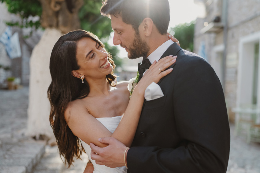 Ο γάμος της Chanele και του Nicolas στη Μάνη- Μια ένωση με ρίζες, παράδοση και κοσμοπολίτικη αύρα