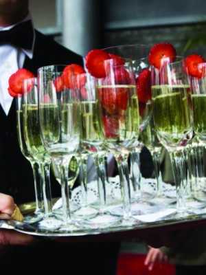 Champagne: Η ΟΙΚΟΔΕΣΠΟΙΝΑ  ΤΩΝ ΓΙΟΡΤΩΝ  KAI TOY ΓΑΜΟΥ