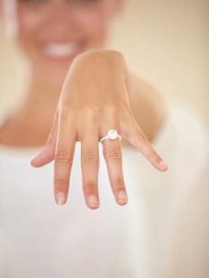 5 κανόνες για την τέλεια Engagement Ring Selfie