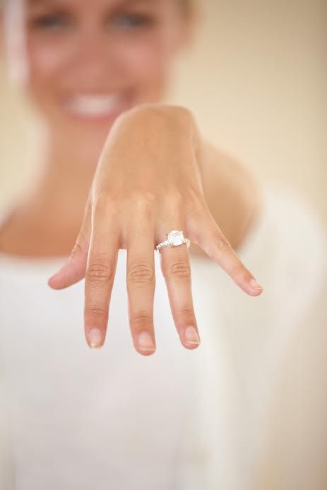 5 κανόνες για την τέλεια Engagement Ring Selfie