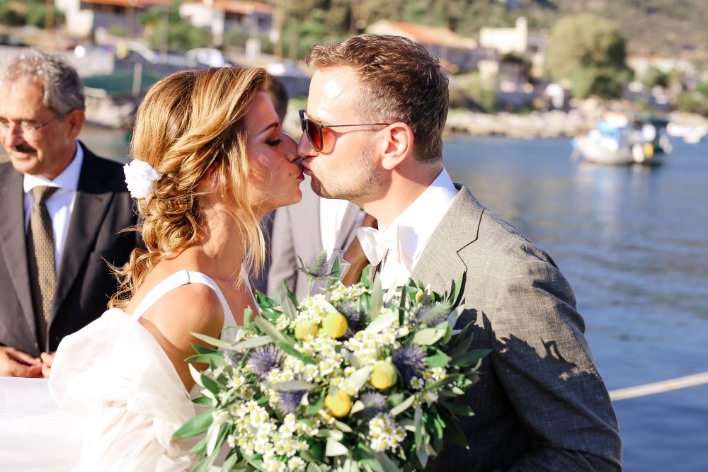 BEY BRIDE KISSES GROOM