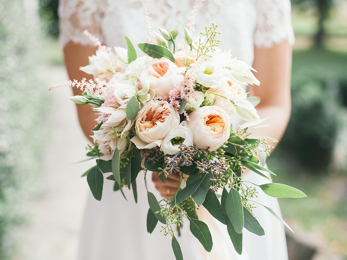 DEKALOGOS BRIDE WITH BOUQUET