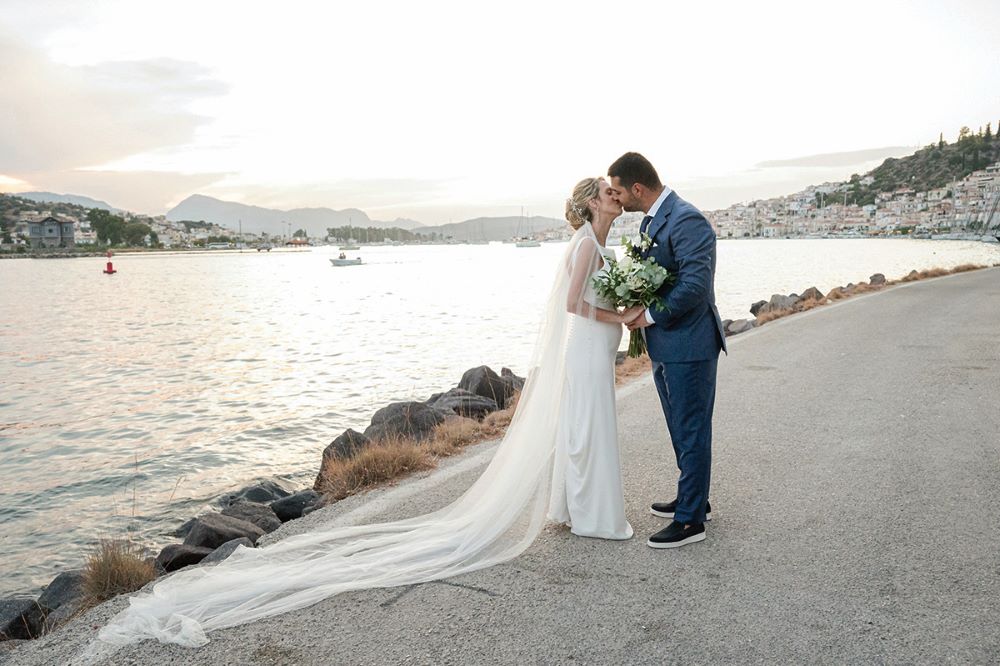 03 COUPLE KISSING