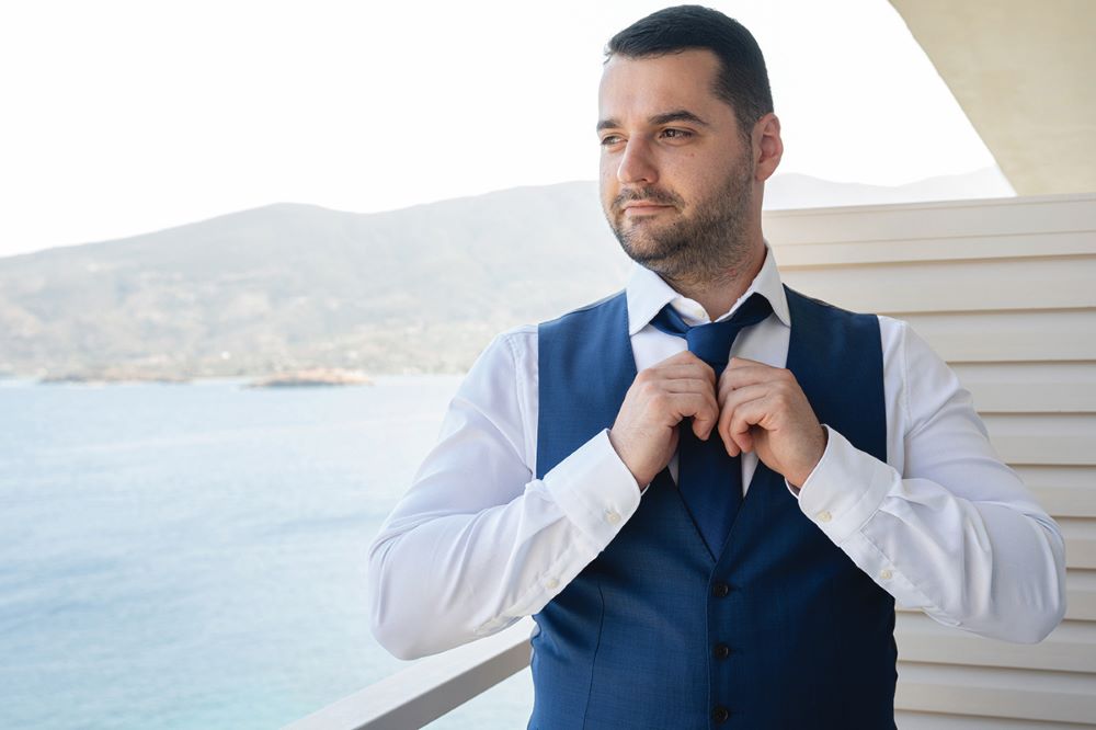 09 GROOM GETTING READY
