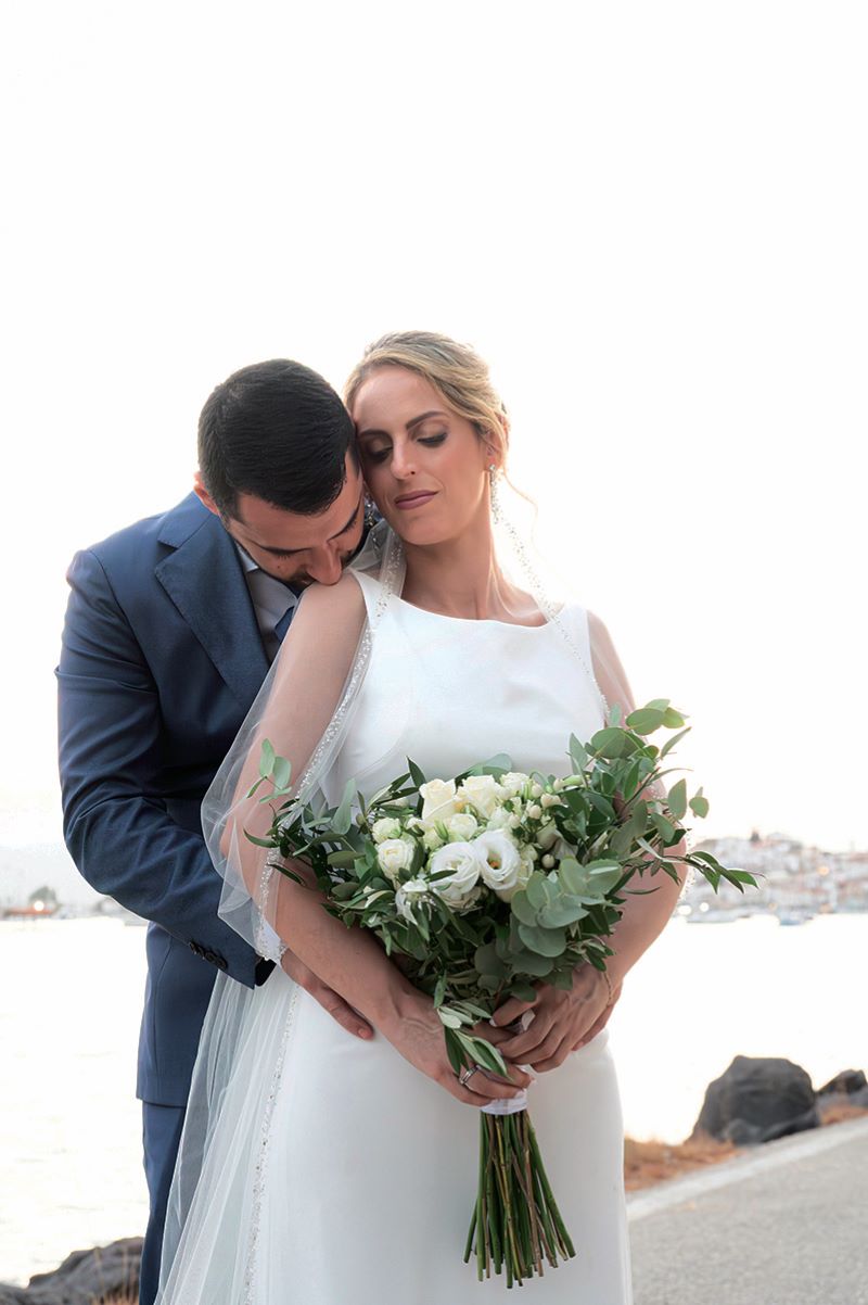 GROOM SHOULDER KISS