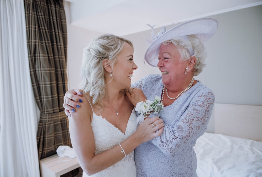 EM 09 BRIDE AND MOM