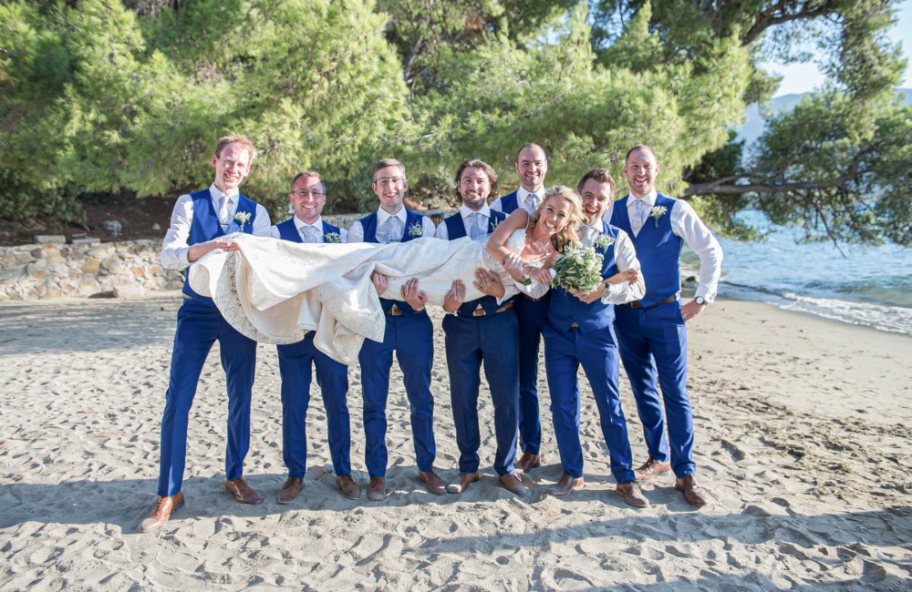 EM 16 BOYS HOLDING BRIDE
