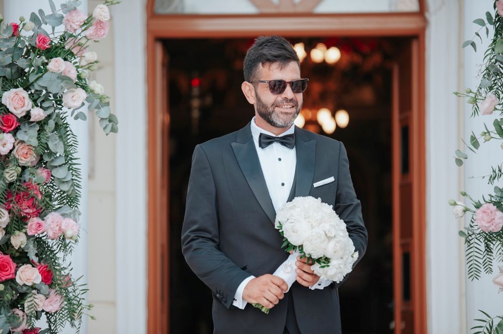 GROOM WITH BOUQUET DSC 7489 1024x768 003