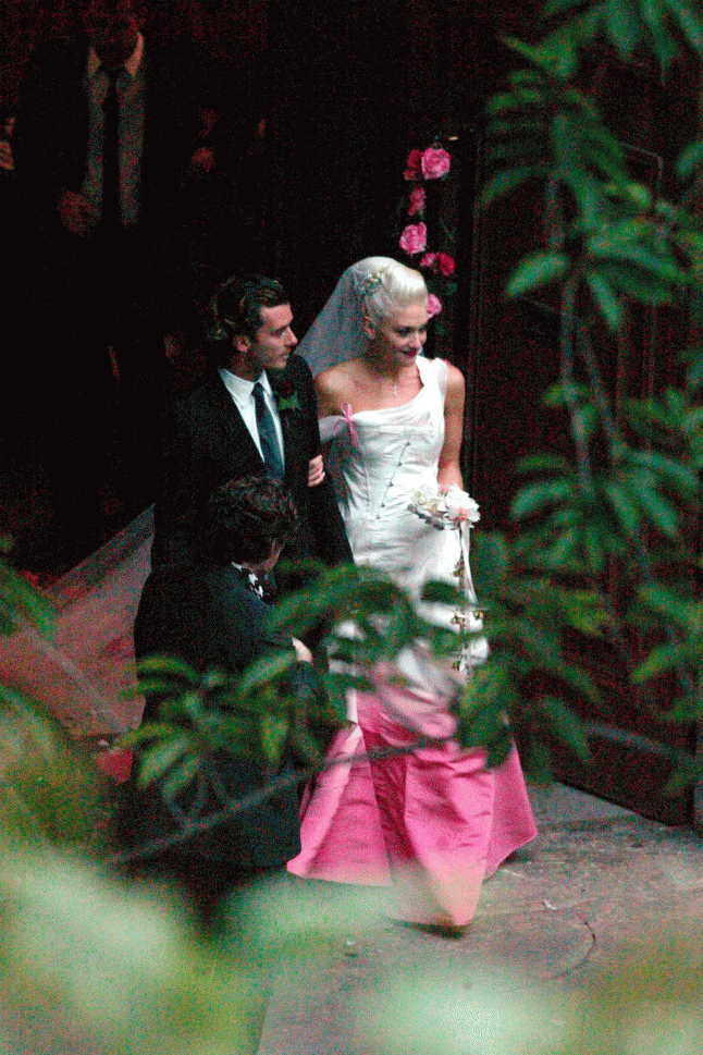 Gwen-Stefani-Wedding-Dress-1.gif