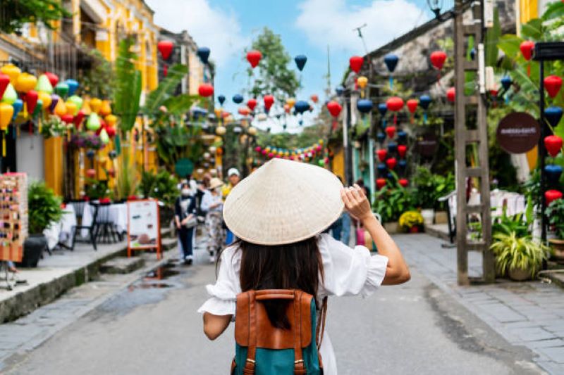 HOI AN HAT AND LANTERNS