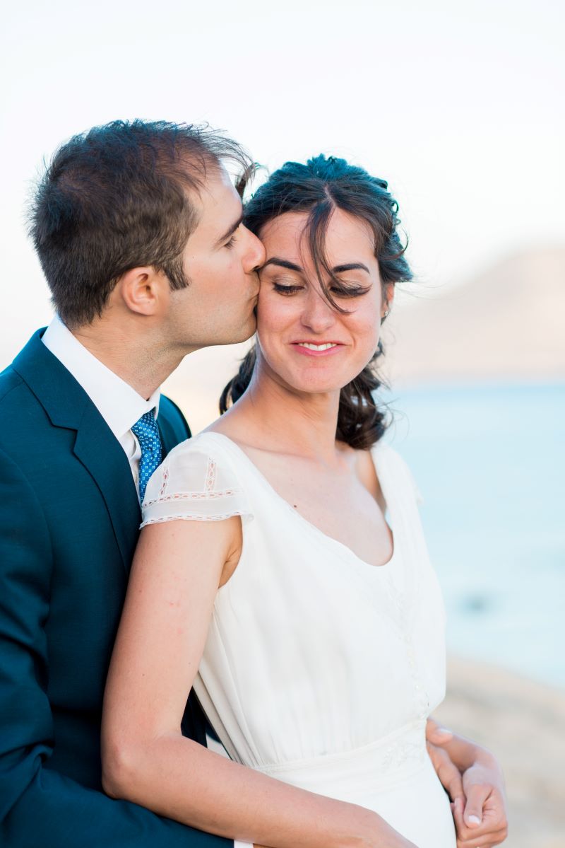 LP 552 couple portrait kiss