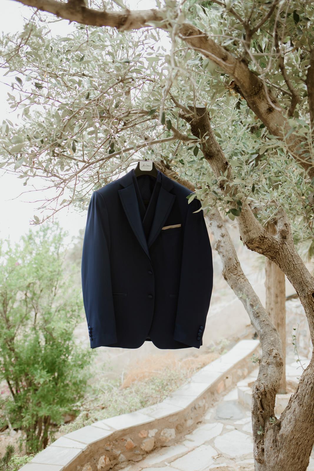 NIKOS CHRISTINA 07 1067 FIN.GROOMS JACKET ON TREE 14 of 1150