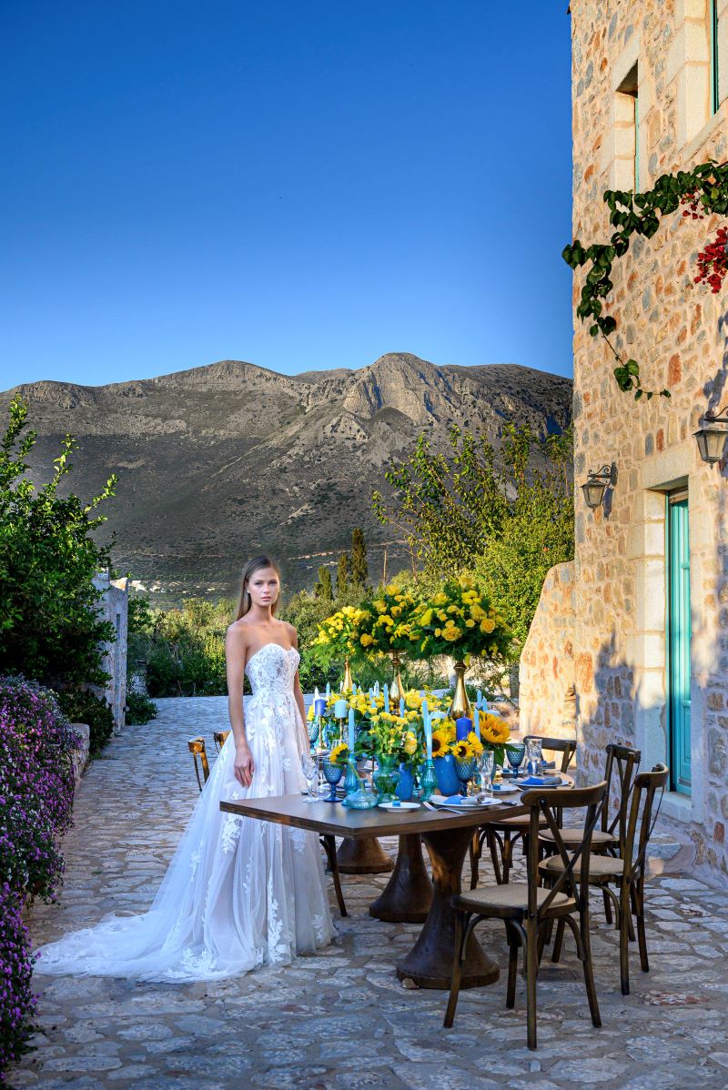 arapakis 03 table bride far away 800