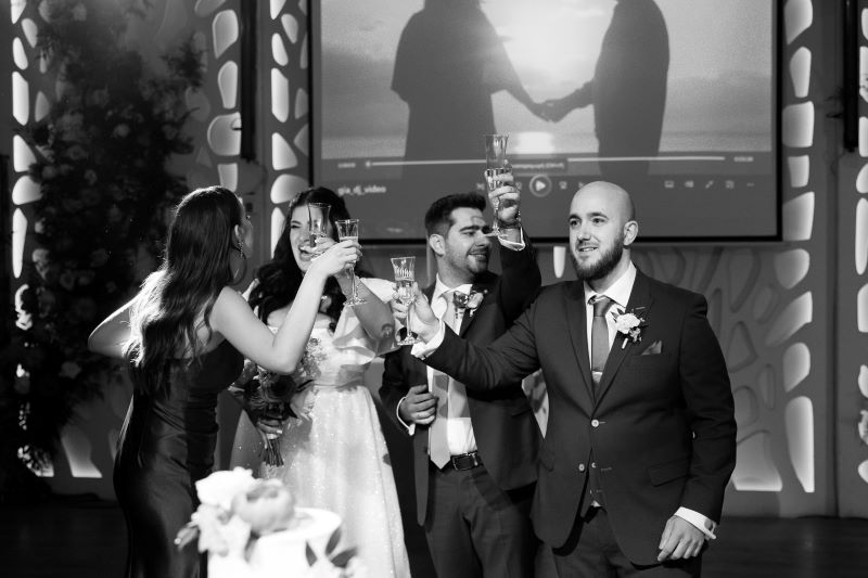 REP 03FRIENDS TOAST