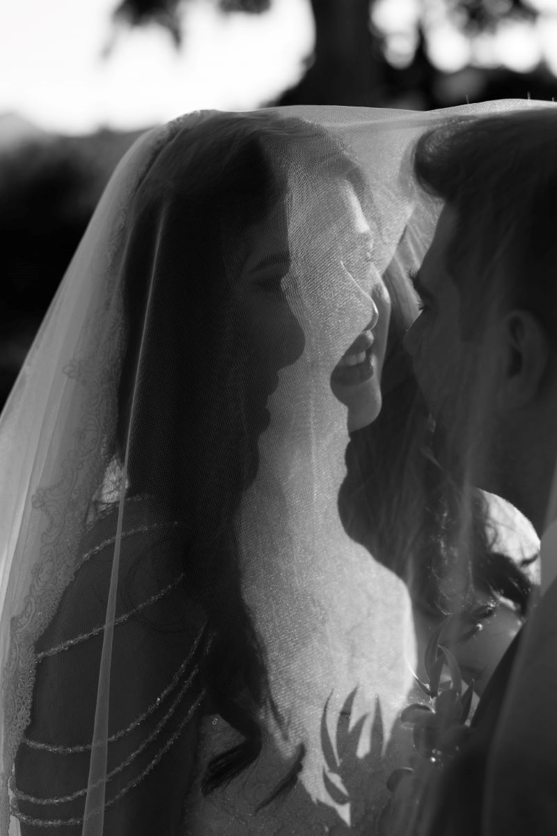 REP 11 MUST BLACK WHITE COUPLE VEIL