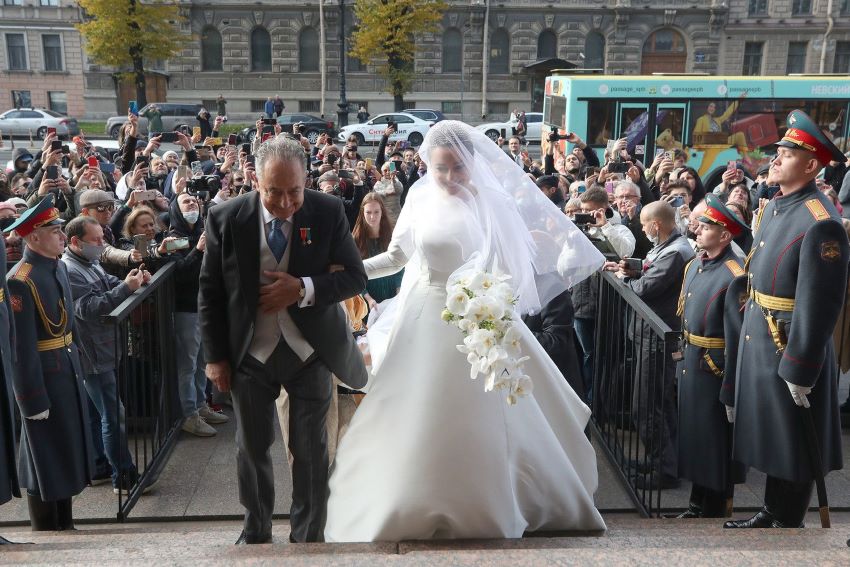 Romanov royal wedding 01 bride and father 