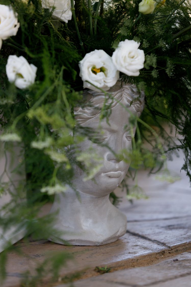 STATUE CLOSE UPO 750RPOG0658