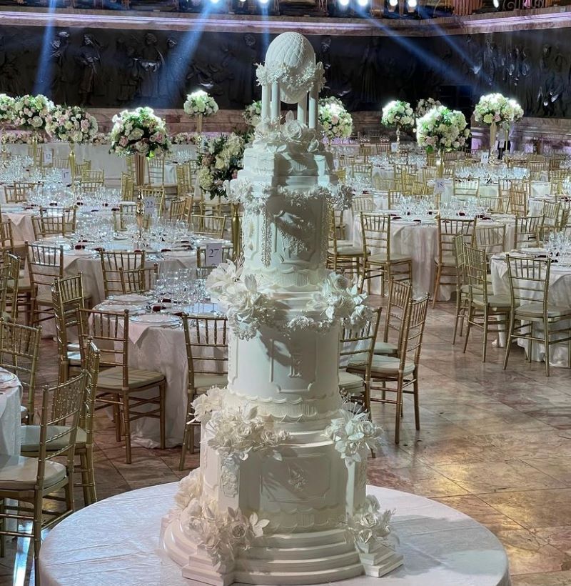 romanov wedding cake and reception tables IMG 1037