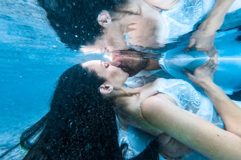 vog underwater kiss